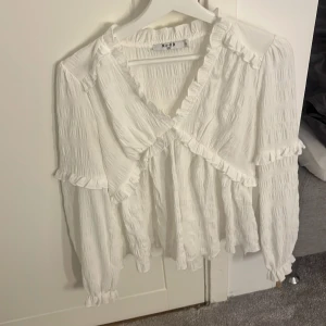 Vit blus från na-kd - Blus från nakd i storlek 32. Bara använts fåtal gånger!