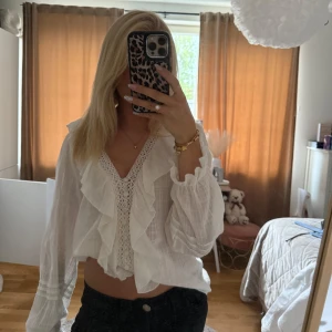 Volang blus Zara - Super söt volangblus från zara. Passar både till fest men också vardag. Går att vika upp eller så har man den vanligt. Endast använd några gånger!💖