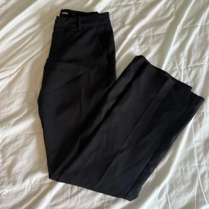 Svarta kostymbyxor från BikBok - Snygga svarta kostymbyxor från BikBok i klassisk rak modell. de är den normala längden inte tall eller petite