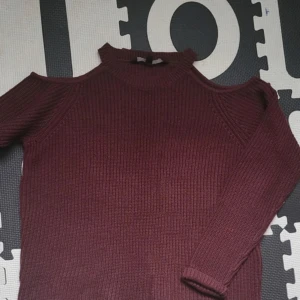 Vinröd stickad offshoulder-tröja  - Vinröd stickad tröja från New Look med ribbad struktur och offshoulder-detaljer.  
