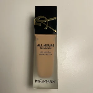 All hours foundation ysl - Använd men inte mycket skulle säga ungefär 90/80% av produkten är kvar. Nypris 670kr priset kan diskuteras.  