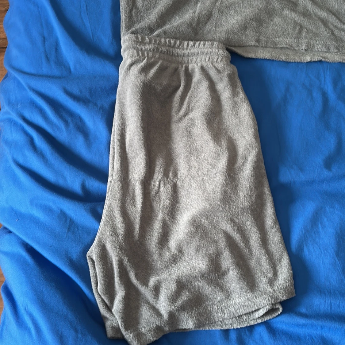 Grå frottéshorts med handdukströja storlek S är t shirt storlek m shorts - 2