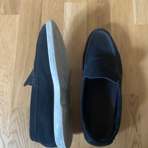Loafers - Ett par loafers från Massimo dutti, använda men pris kan diskuteras vid snabbaffär!