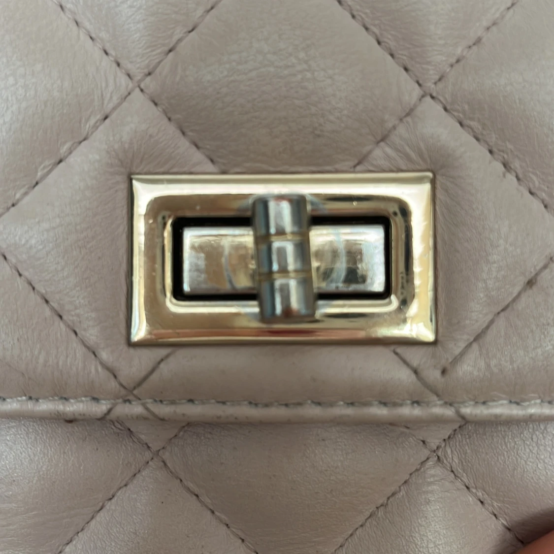 Beige quiltad axelväska med kedja - 2