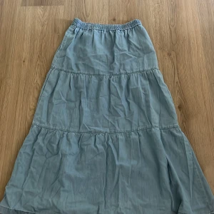 Blå långkjol från Kappahl - Säljer en ljusblå långkjol från Kappahl med resår i midjan och volangiga sömmar. Ställ gärna frågor❤️