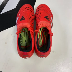 Fotbollsskor adidas PRO  - Dom är små i storleken.