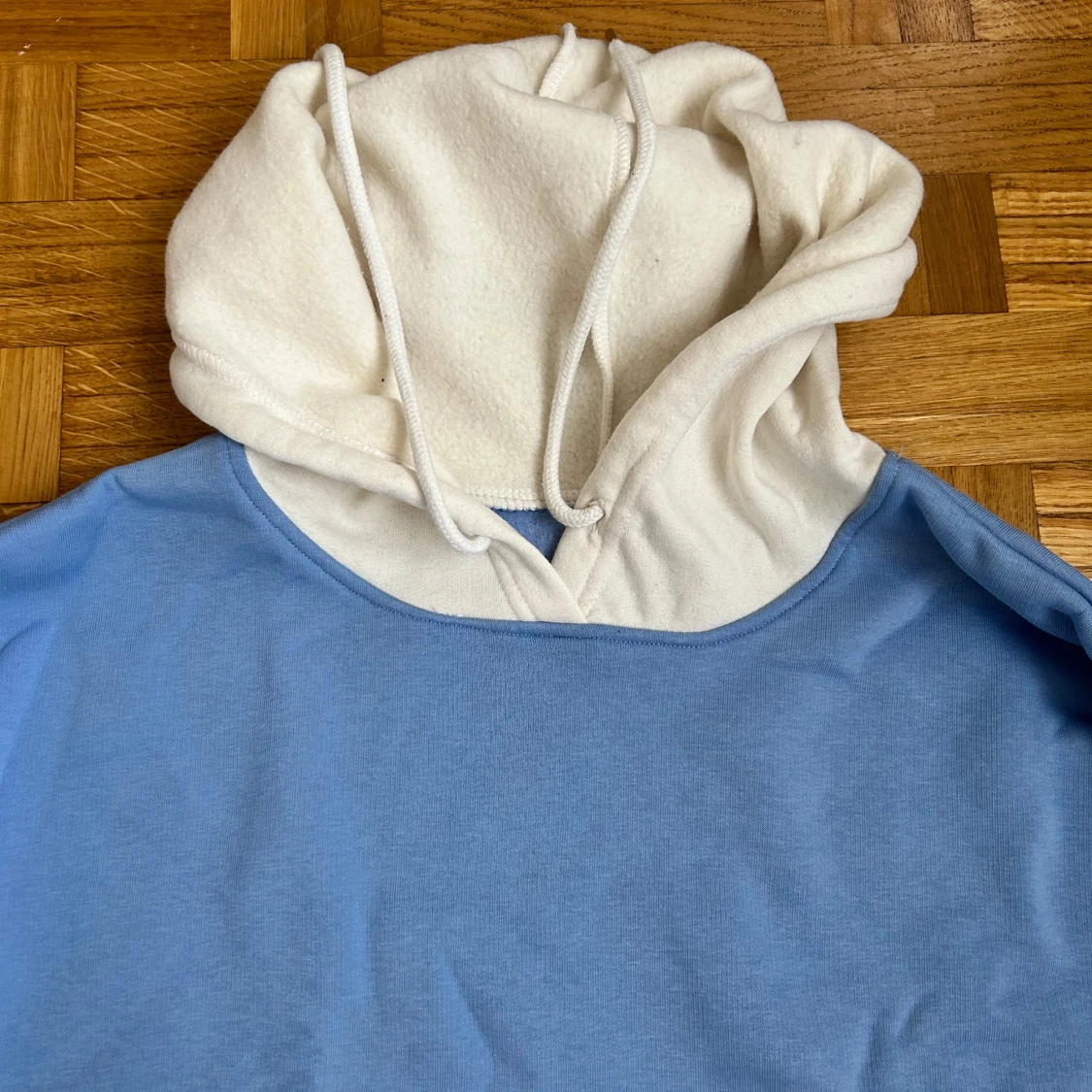 Blå och vit hoodie med ficka - 1