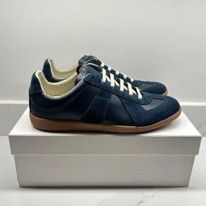 Maison Margiela Gats - En av dem få autentiska Maison Margiela Gats | Sprillans nya skick 10/10 | Storlek 43 och färgen marinblå | KVITTO SAMT FLER ÄKTHETSBRVIS FINNS | Box skor dustbug finns tillkommer | Hör av er för mer information/bilder!