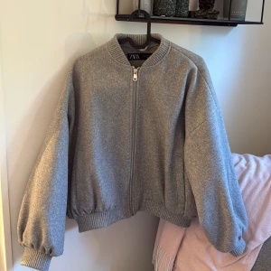 Grå jacka ZARA Xs - Puffig, skön höst/vår jacka 