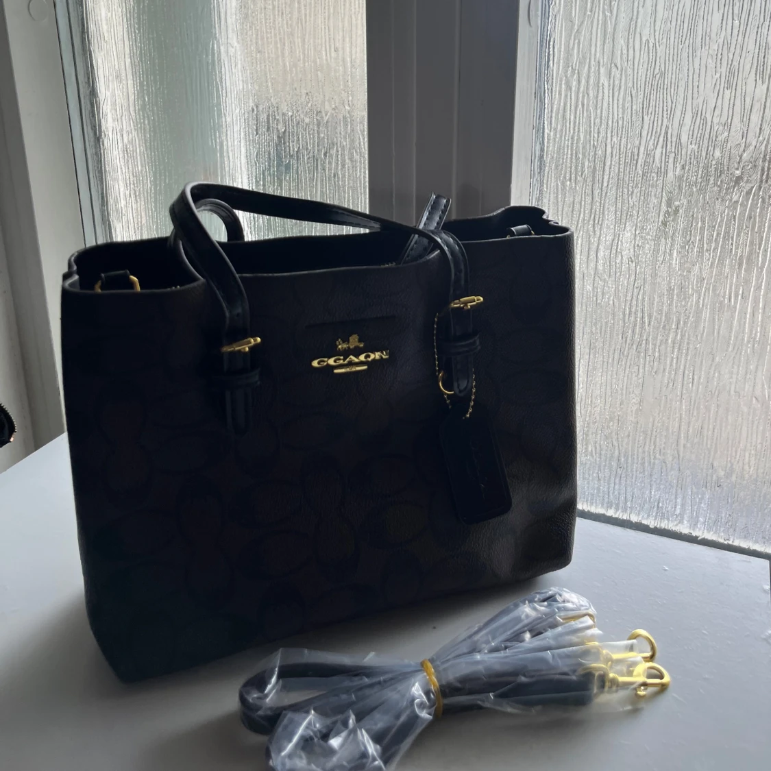 Svart handväska med mönster - 3