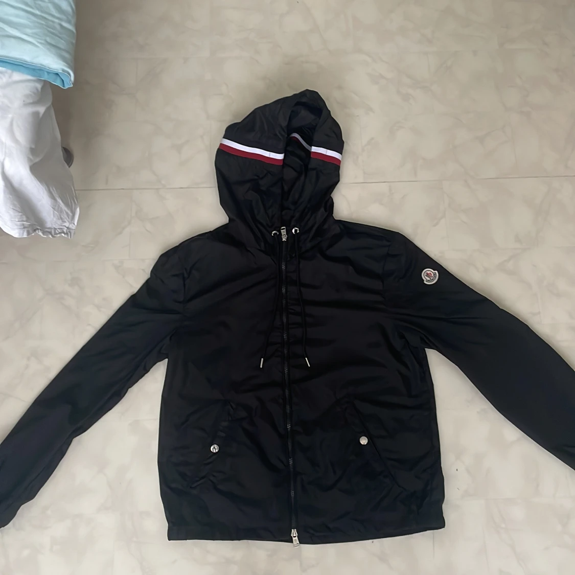 Svart vindjacka från Moncler med huva