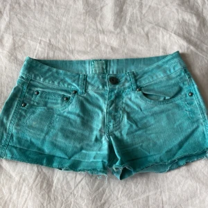 Lågmidjade shorts  - Turkosa lågmidjade shorts från bershka