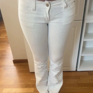 Cheap monday jeans - Snygga vita jeans med bootcut från cheap monday i storlek 29/32 som motsvara ungefär S/M. De är helt nya fast utan prislapp. Aldrig använda. Går tyvärr inte ner i pris för de är nya🩷Men kan mätas upp i Stockholm🩷 