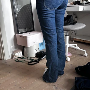 Blå straight Jeans från Gina - Säljer dessa jättefina jeans som bara är använda ungefär 3 gånger. Skulle säga att det är mid waisted eller en lite högre lågmidja.💗 I modellen så är de raka