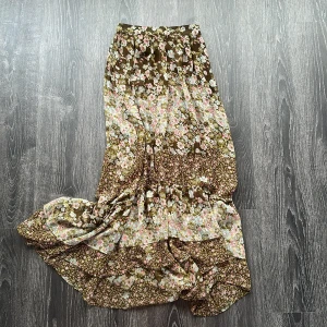 Blommig långkjol lite kortare fram än bak  - Supersöt långkjol från med blommigt mönster i brunt, rosa, blått och grönt. Kjolen har volang nertill och en flowy passform som ger en chill vibe. Perfekt för vår och sommar när du vill ha något luftigt och snyggt.