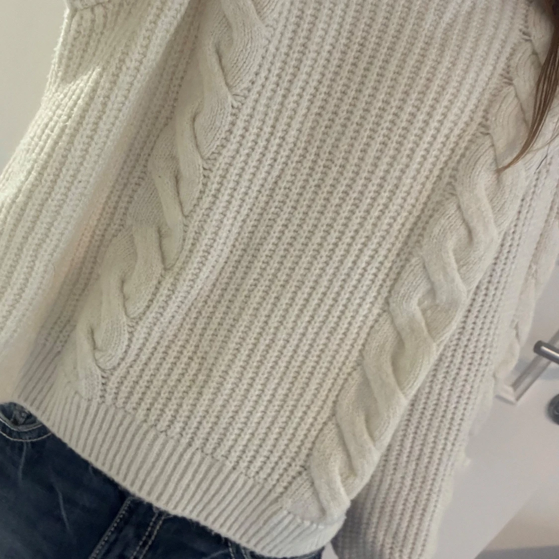 Vit stickad kabeltröja - 2