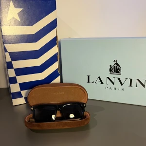 Svarta Tom Ford Buckey-02 solglasögon - Snygga svarta Tom Ford Buckey-02 FT0906 solglasögon med rektangulär form och mörka linser. Klassisk design med gulddetaljer på skalmarna och logga på sidan. Kommer med original brunt fodral. Perfekta för en stilren look och nypris 6000 kr😇😇😇