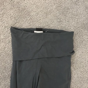 Svarta leggings från Gina Tricot XXS - Mörkgrå/gröna leggings från Gina Tricot i supermjuk bomullsblandning. Hög midja med bred linning som sitter skönt och ger en snygg siluett. Perfekta för en chill vardagslook eller när du vill ha det bekvämt hela dagen.