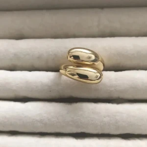 Guldfärgad ring - Snygg silverfärgad ring med rektangulära, glittrande stenar runt hela bandet. Ringen har en modern och lyxig känsla med sina raka linjer och gnistrande detaljer. Perfekt för dig som vill sticka ut med ett statement-smycke.