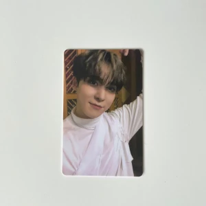 Yunho spin off from the witness photocard - Officiell och i bra skick. Den har små märken (se bild) men inget som syns väl.  Ligger även ute på Vinted och Tradera (mollygyori där). Om man vill betala med swish skickar jag med postnord och det blir 22kr frakt (ej spårbar), annars går det bra att köpa med köp nu☺️