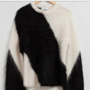 Svart vit mohair tröja, Other Stories  - Jättefin svart vit tröja från Other Stories, kan ej posta för en den 12 augusti! Vid frågor eller funderingar så är det bara att höra av sig 💕