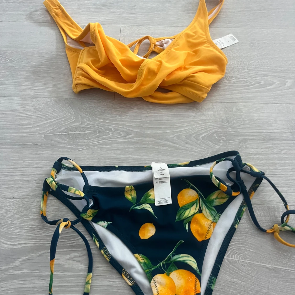 Gul och mörkblå bikini med citronmönster