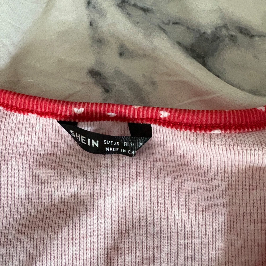 Röd croppad topp med hjärtan från SHEIN - 2