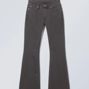 Mörkgrå bootcut jeans från Weekday - Snygga mörkgrå jeans från Weekday med klassisk femficksdesign och bootcut-ben. Jeansen har låg midja och är mjuka, aldrig använda då dom är alldeles för små för mig. Passar nog dig som vad xs/s!! Säljs inte länge 