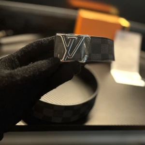 Bälte - Säljer ett helt nytt bälte – aldrig använt, plastskyddet är fortfarande kvar på spännet. Kommer i originalförpackning med:  ✅ Faktura ✅ box & dustbag ✅ Liten metallverktyg för att göra extra hål i bältet                                                Det är bara o skriva till mig om ni är intresserade 😊