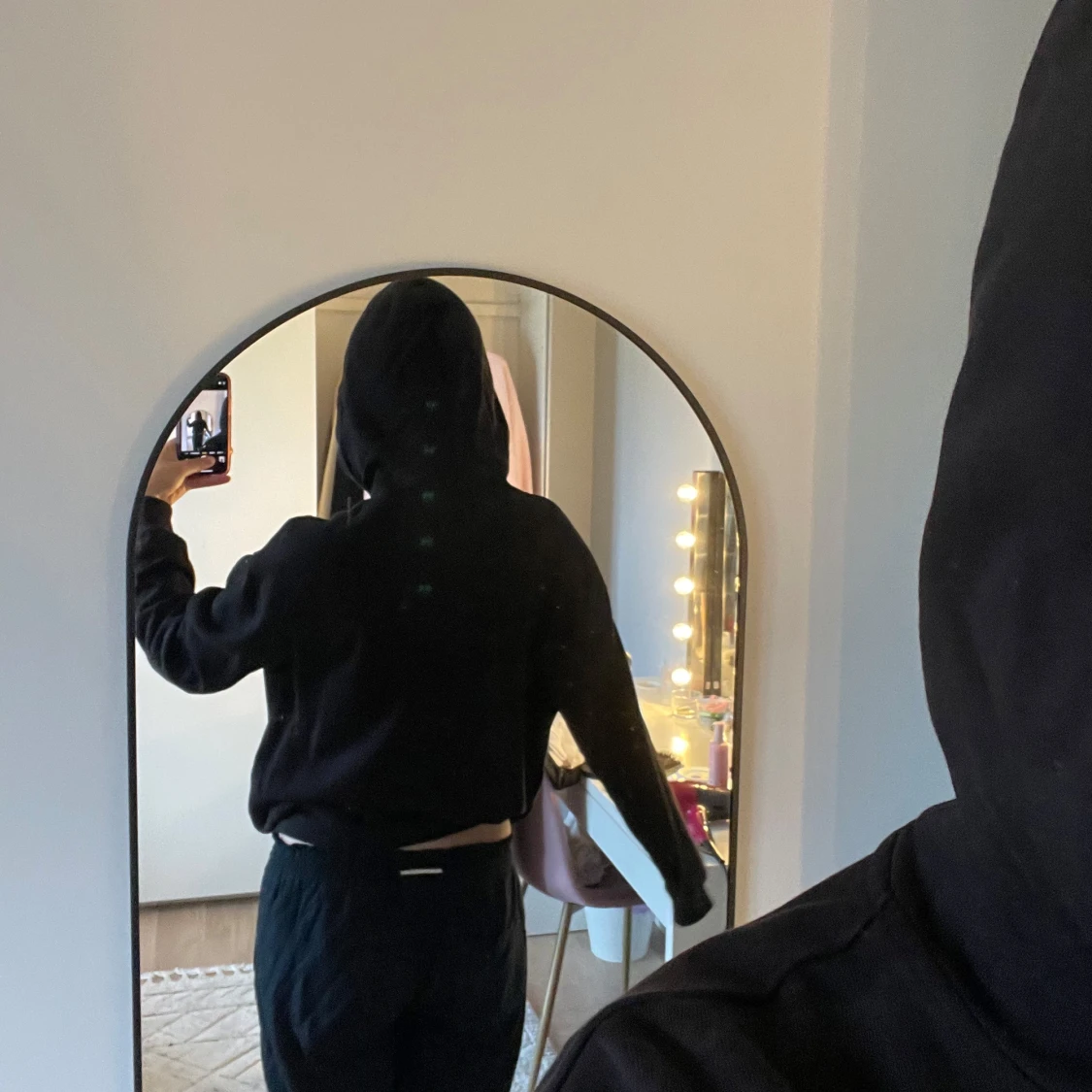 Svart hoodie i ekologisk bomull - 1