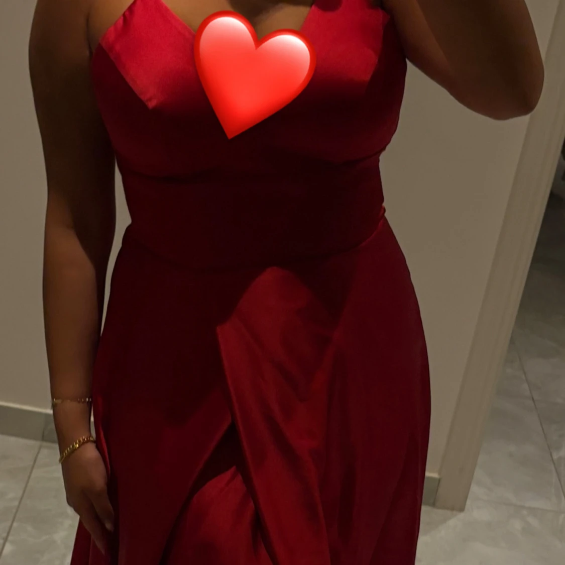 Röd långklänning med snörning i ryggen