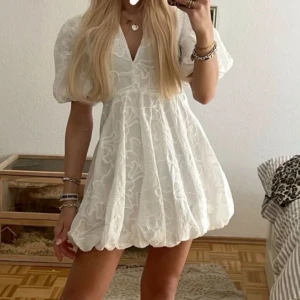 Vit kortklänning med puffärm - Supersöt vit Zara klänning med puffärm, perfekt för sommaren! Köptes på plick och har endast använd en gång vardera av mig och tidigare ägare☺️ inge defekter!🩷 klänningen till höger på andra bilden