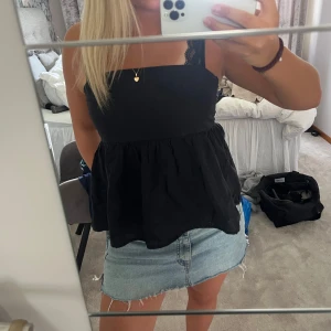 Svart linne  - Supersöt svart linnetopp. Toppen har en luftig, lätt utställd passform och fyrkantig ringning. Perfekt till jeans eller kjol för en chill look. Materialet känns svalt och passar grymt bra till varma dagar.