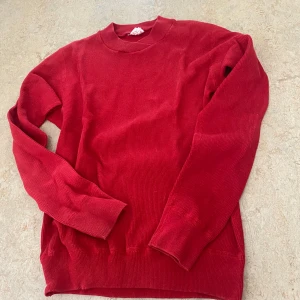 Röd tröja - Snygg röd långärmad tröja i manchester med rund halsringning och långa ärmar. Tröjan har ribbade muddar vid ärmslut och nederkant för en skön passform. Får ej använding av den längre tyvärr! Ska tilläggas att det är en barnstorlek men skulle även säga att det passar någon med xxs/xs!