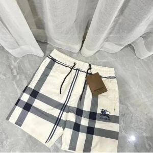 Burberry shorts - Ett par vita burberry badshorts kan användas i alla tillfällen bada eller ha som vardagliga shorts helt nya använda en gång. Väldigt populära så va snabb o köpa. Inga defekter eller smuts pris kan diskuteras vid snabb affär. 