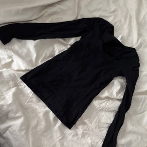 Svart långärmad topp från H&M - En svart långärmad topp från H&M Basics i storlek XS. Toppen har en enkel och stilren design med rundad halsringning. Alltid bra med basic plagg. Typ aldrig använd 
