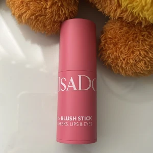 Isadora Blush Stick Rose Perfection - Krämig blush stick från Isadora i färgen 42 Rose Perfection. Perfekt för kinder, läppar och ögon. Använder ej denna färg. Ordinariepris: 159kr