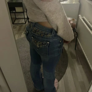 Miss Me jeans lågmidjad bootcut  - Midjemått 37 cm innerbenslängd runt 81 cm 💘💘 Super fint skick inga defekter, de är vintage 