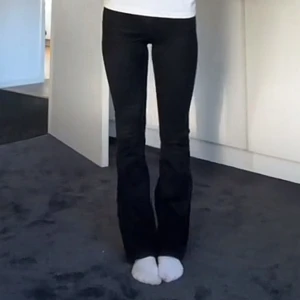 Lowwaist bootcut jeans - Ett par bootcut jeans från Gina som tyvärr inte används längre! Köptes för ett år sedan för ca 600kr. Är i mycket bra skick, kom privat för fler bilder. Vid snabb affär kan priset sänkas❣️