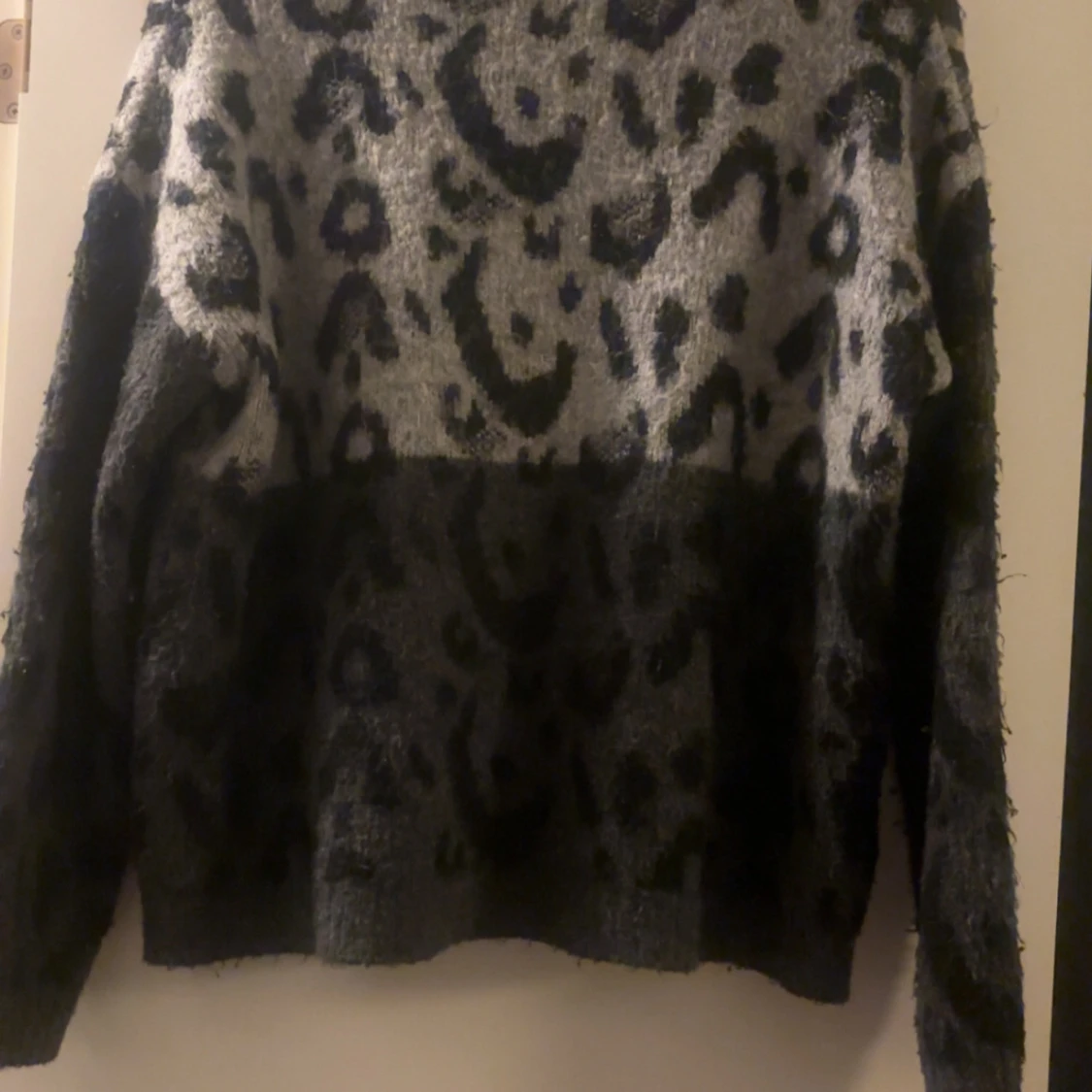 Grå leopardmönstrad stickad tröja Mango