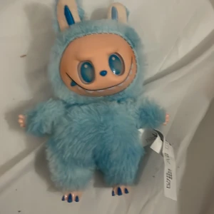 Labubo  - Jag säljer en Labubo som jag hoppas får sitt nya hem hos dig! Den är ljusblå och gullig! Och passar till just dig! Skriv till mig för bilder eööer funderingar💙💙💙(HÄMTAS)
