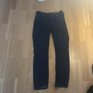 Levi's 724 High Rise Straight jeans - Mörkblå Levi's 724 High Rise Straight jeans med klassisk design med en hög midja och raka ben. Nypris 1200 kr, säljer för 800kr