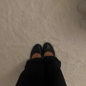 Ballerinaskor äkta skinn - Ballerinaskor i ÄKTA SKINN! Inga defekter! Med rosett 