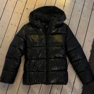 Svart pufferjacka från LMTD - Säljer en jäääätte snygg jacka från lmtd, köpt på kidsbrandstore för 799kr. Passar till allt och jättefin till höst/vintern🤍inte särskilt använd så väldigt bra skick