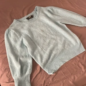 Ljusblå ulltröja från Bik Bok XS - Supermjuk ljusblå stickad tröja från Bik Bok i ullblandning. Tröjan har rund hals, långa ärmar med lätt puff och breda ribbade muddar. Perfekt för lager-på-lager och chill dagar. Snygg till både jeans och kjol.