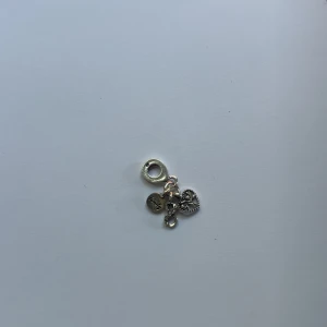 Pandora charm - "Check out this beautiful silver charm! It's got a heart, a clover, and a charm that says family – all in one. It's perfect for showing someone you care or for treating yourself. Get yours today!" 