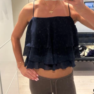 Mörkblå volangig linnetopp - Mörkblå volang tröja. Lapp kvar💗 från Gina Tricot 