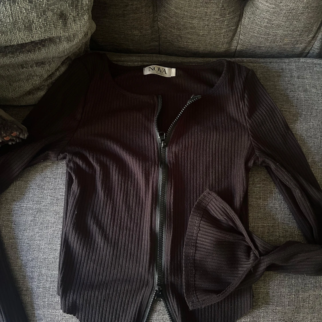 Svart ribbad kofta från Nova