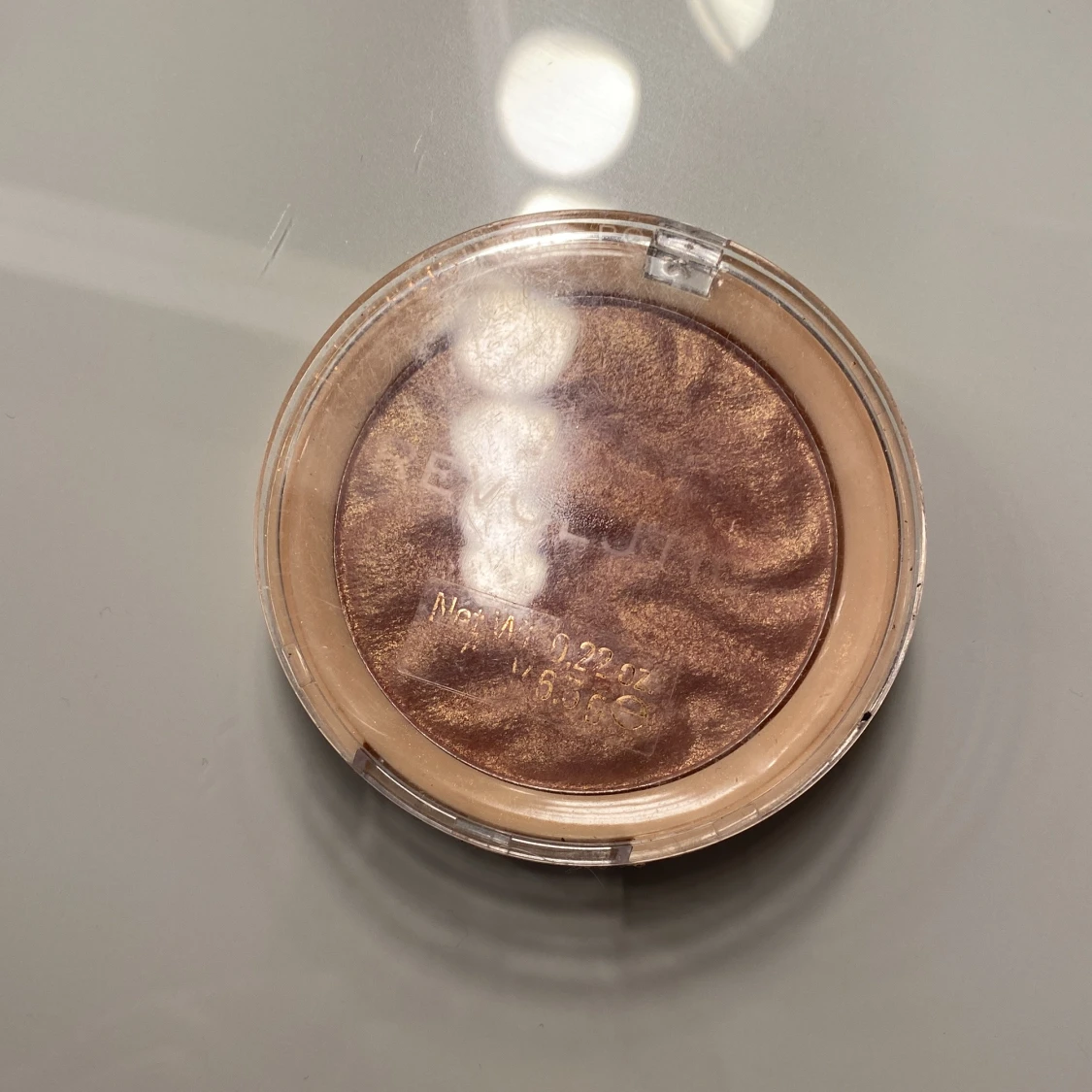 Guldig highlighter från Revolution