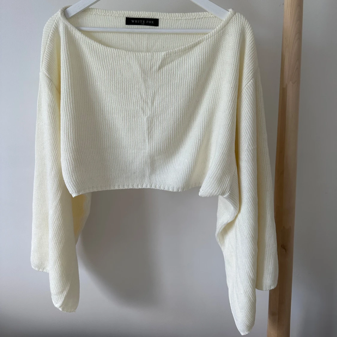 Vit croppad stickad tröja White Fox